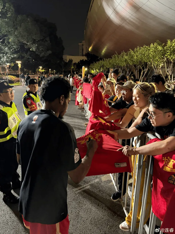 澳门新葡京在线网站-解说:塔克和布朗满足了每个球迷签名的愿望,签了一百来件